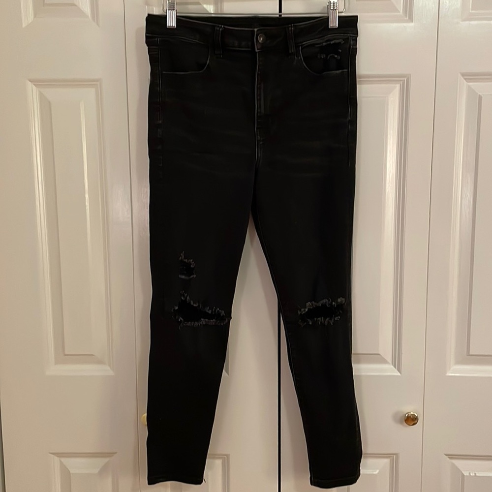 American Eagle Super Hi-Rise black Ripped jegging, size 12 Short.